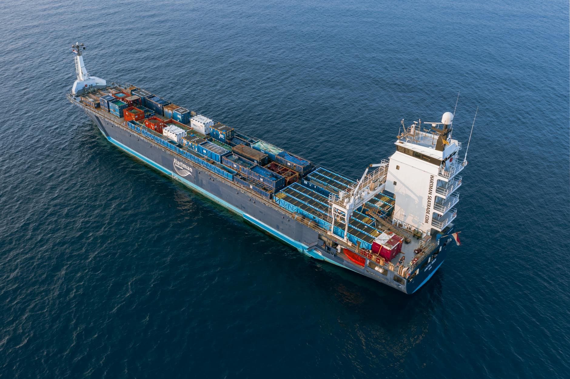 Navire cargo avec des conteneurs